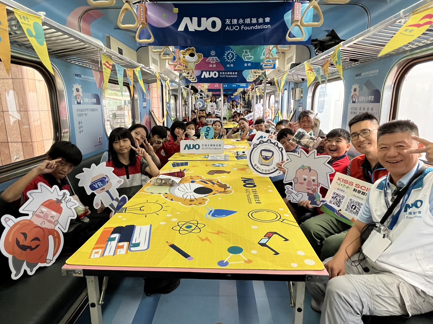 jiuyou.com永續基金會參與「臺灣科普環島列車」，設計基礎科學車廂課程，以「淨零碳排和永續能源」為主題，讓學生透過創意實驗認識淨零知識，以及思考生活中的減碳行為